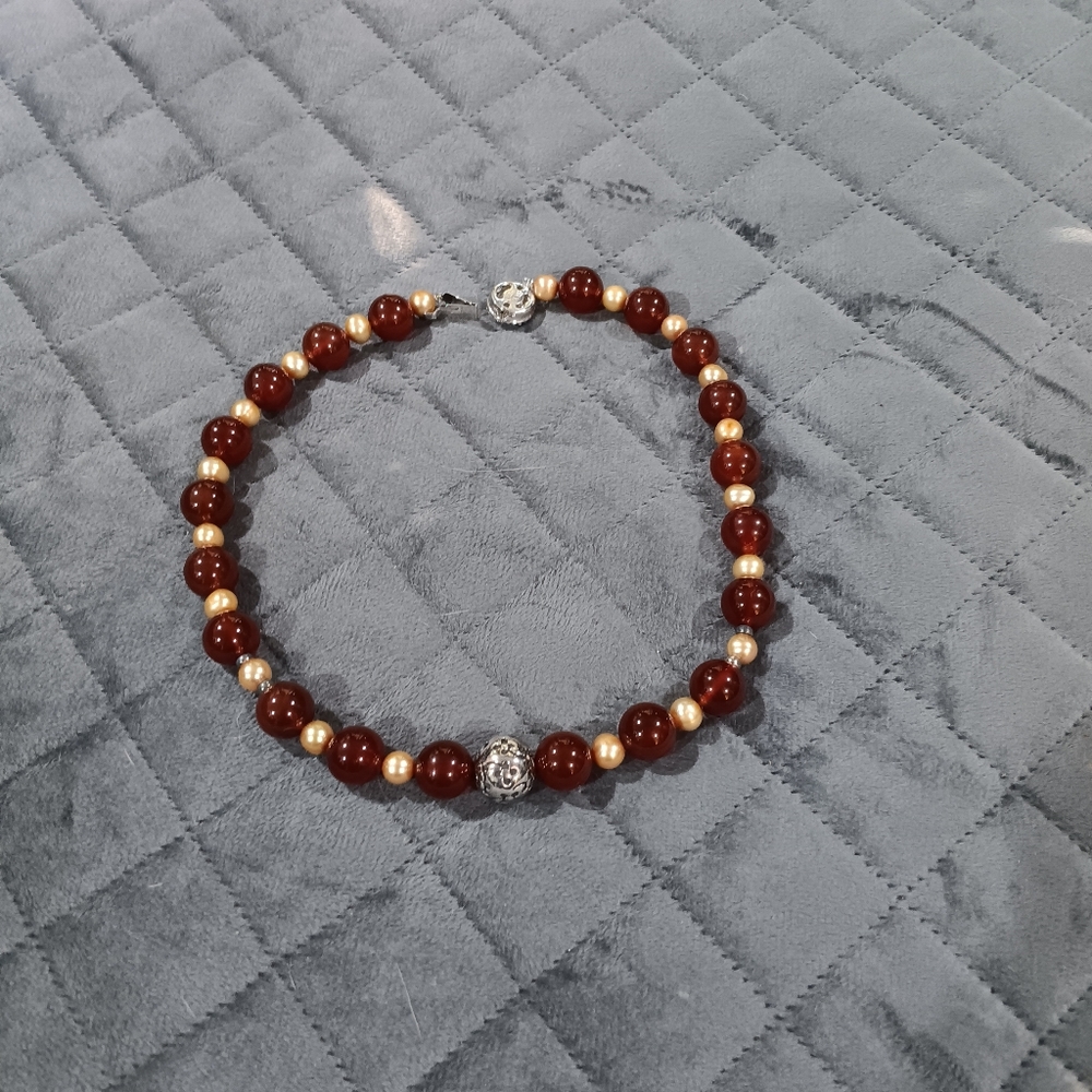 Elegant Beaded Necklace in Red and Gold